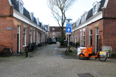 913219 Gezicht in de Bouwstraat te Utrecht, uit het oosten, vanaf de kruising met de Obrechtstraat.